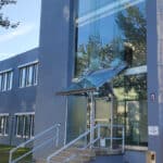 Neue Fassade bei Anton Ditt Bogen mit Blick auf hohes Glasfenster