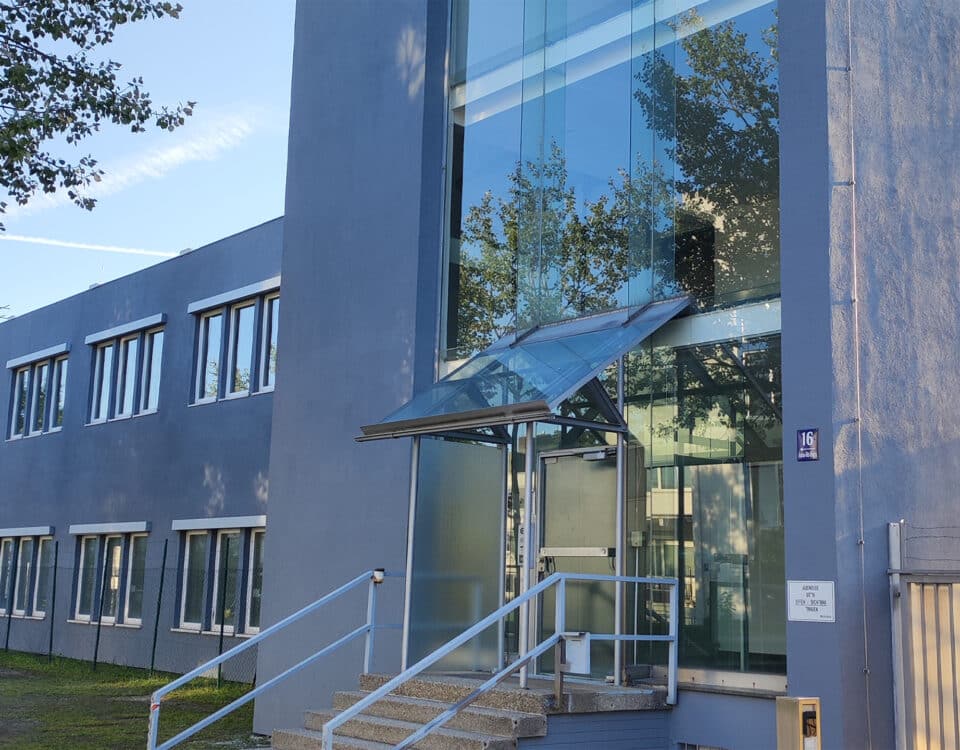 Neue Fassade bei Anton Ditt Bogen mit Blick auf hohes Glasfenster