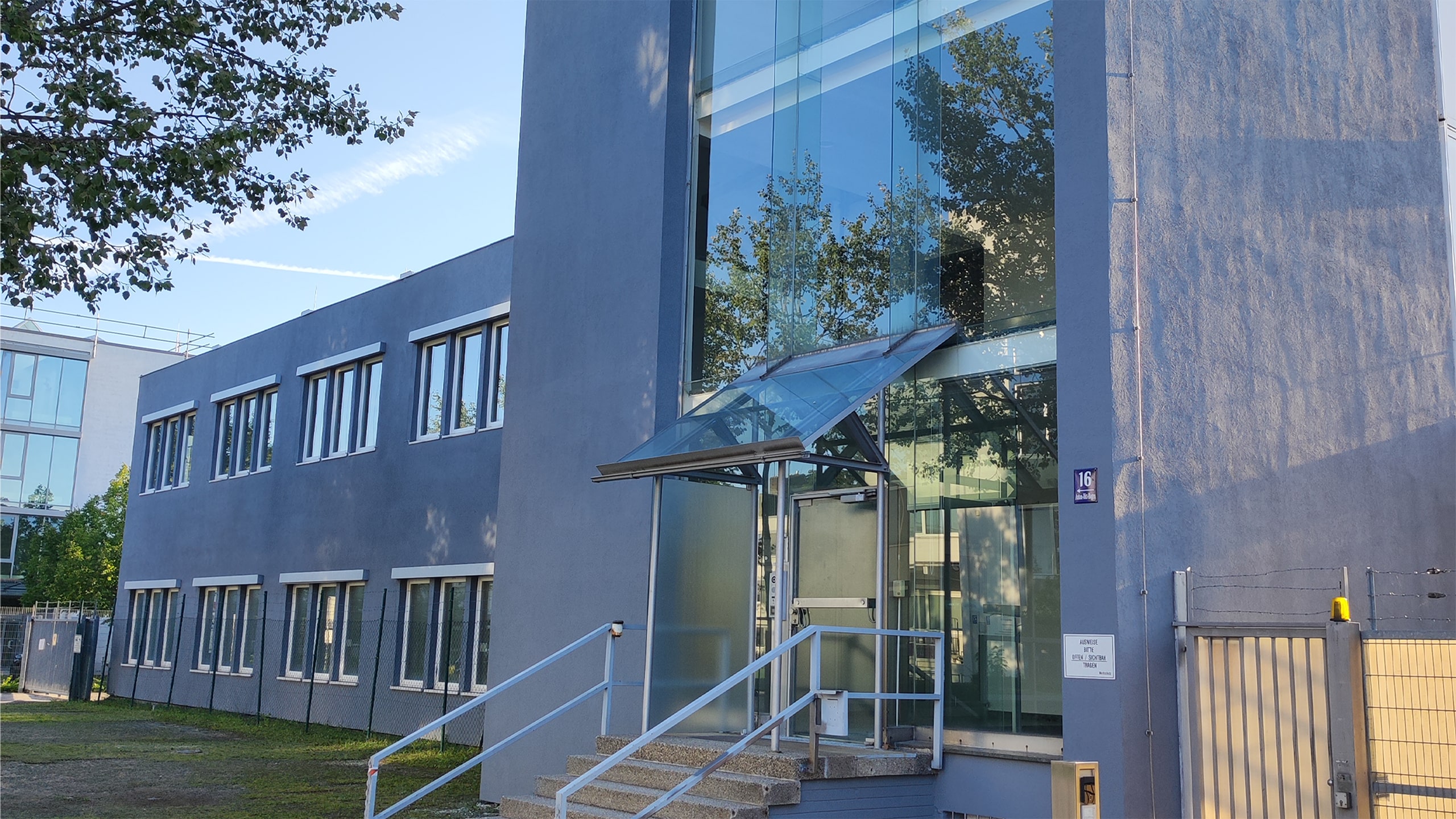 Neue Fassade bei Anton Ditt Bogen mit Blick auf hohes Glasfenster